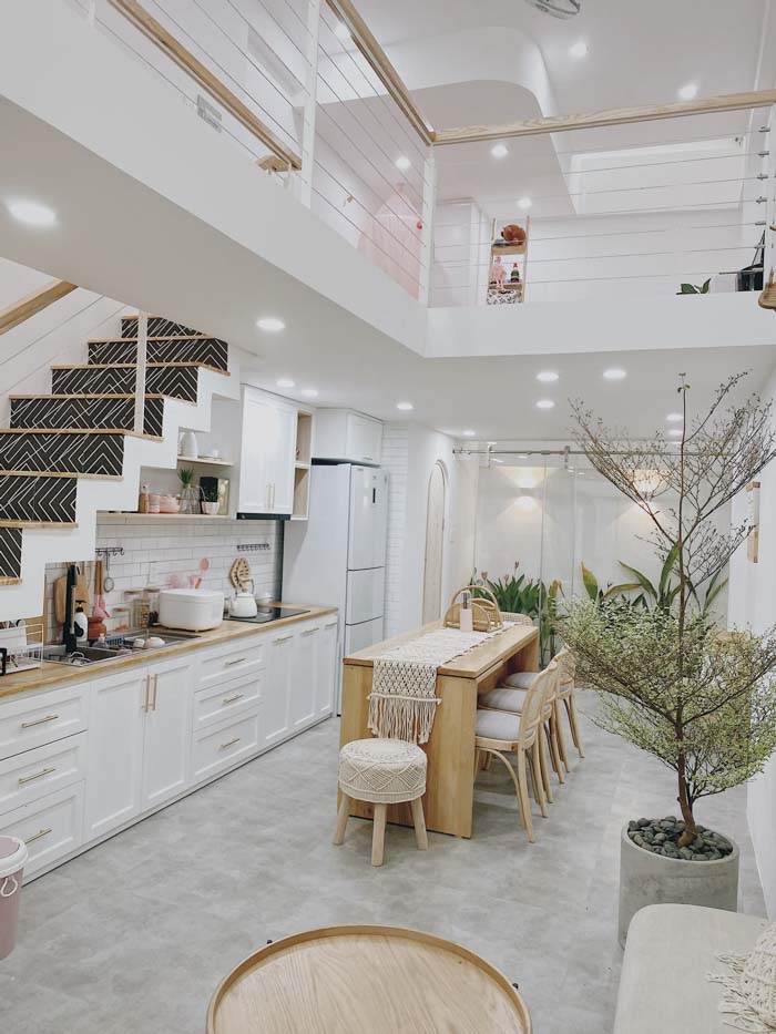 nha-thong-tang-40m2-tone-trang-go-xinh-xan.jpg Nhà thông tầng 40m2 tone trắng gỗ xinh xắn
