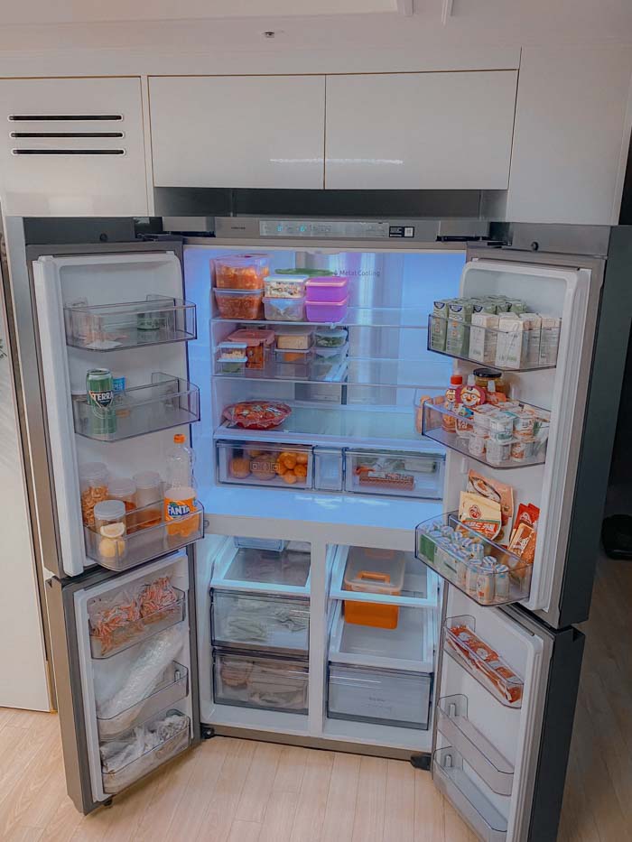 Tủ lạnh full chỗ để đồ cho căn bếp màu hường đầy đủ