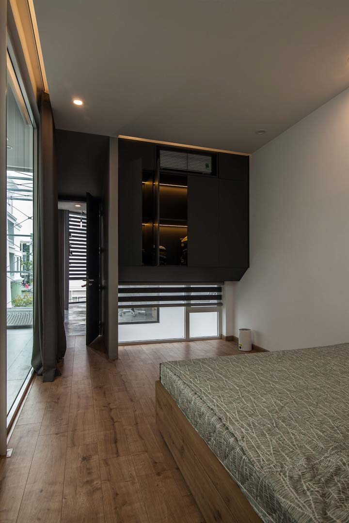 Phòng ngủ nhận ánh sáng từ 2 phần giếng trời Phòng ngủ nhận ánh sáng từ 2 phần giếng trời