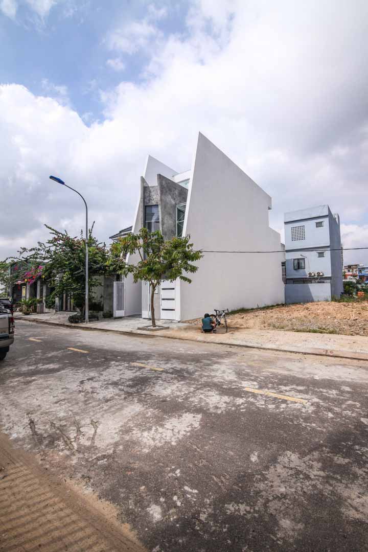 Nhà 3 tầng phòng làm việc độc đáo được làm lồi ra trước mặt Nhà 3 tầng phòng làm việc độc đáo được làm lồi ra trước mặt