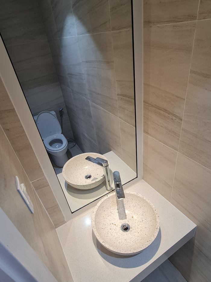 Nhà vệ sinh nhỏ và hiện đại Nhà vệ sinh nhỏ và hiện đại