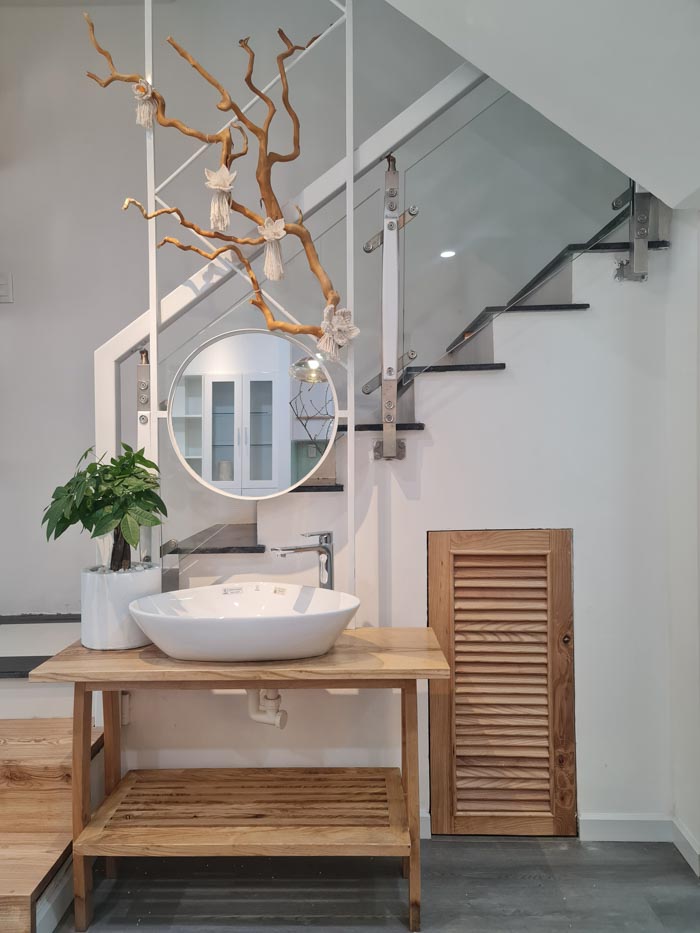 Chậu rửa tay lắp phần cầu thang đi lên khá độc đáo Chậu rửa tay lắp phần cầu thang đi lên khá độc đáo