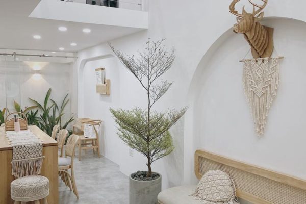 Nhà phố thông tầng 40m2 tone trắng gỗ xinh xắn 26 nha thong tang 40m2 tone trang go xinh xan 2