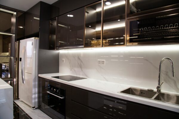 Thi công nội thất Vinhomes Skylake 3 phòng ngủ 133 m2 – Thiết kế hiện đại, sang trọng 5 Các hệ tủ âm tường kết hợp với máy móc hiện đại và mặt đá bếp màu trắng giúp vệ sinh dễ dàng và thuận tiện hơn trong nấu nướng