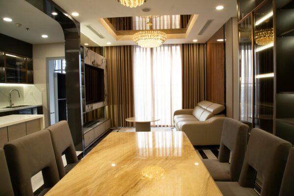Thi công nội thất Vinhomes Skylake 3 phòng ngủ 133 m2 – Thiết kế hiện đại, sang trọng 7 Phòng khách với 2 đèn chùm và ban công rộng giúp tận dụng tối đa được ánh sáng cho căn phòng