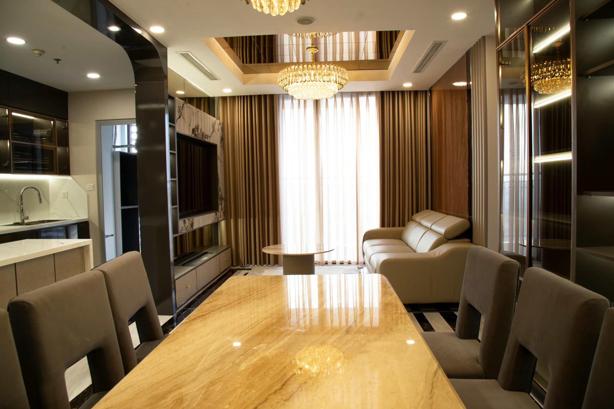 Thi công nội thất Vinhomes Skylake 3 phòng ngủ 133 m2 – Thiết kế hiện đại, sang trọng 14 Phòng khách với 2 đèn chùm và ban công rộng giúp tận dụng tối đa được ánh sáng cho căn phòng