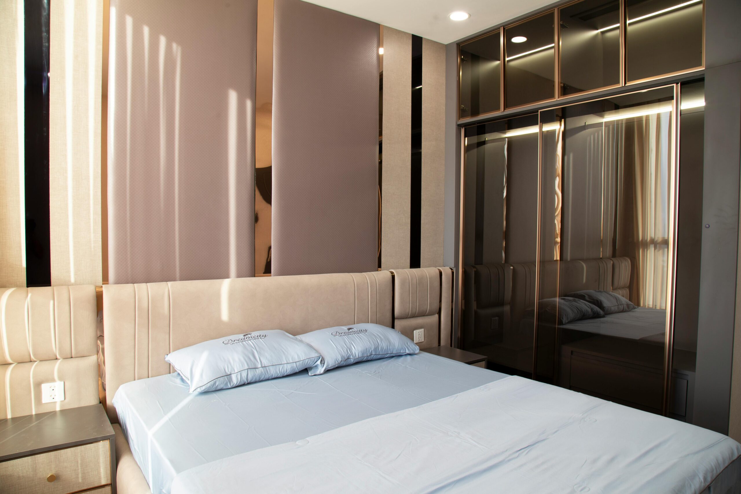 Thi công nội thất Vinhomes Skylake 3 phòng ngủ 133 m2 – Thiết kế hiện đại, sang trọng 23 Phòng ngủ với tủ kính sang trọng