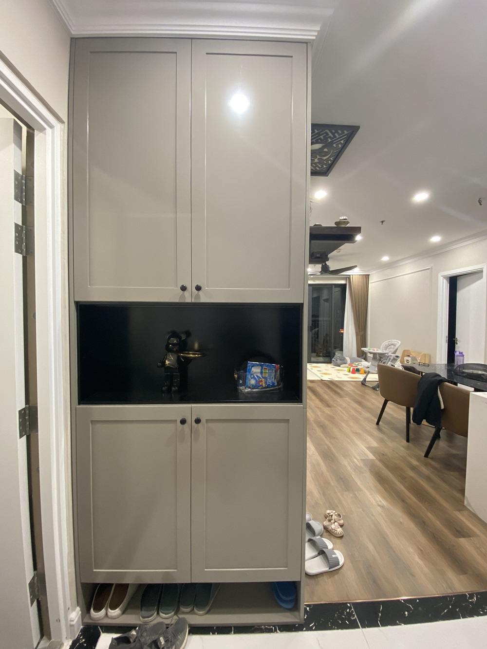 Tủ để giày gắn liền kệ bếp