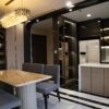 bàn bếp với vách ngăn tường vô cùng sang trọng